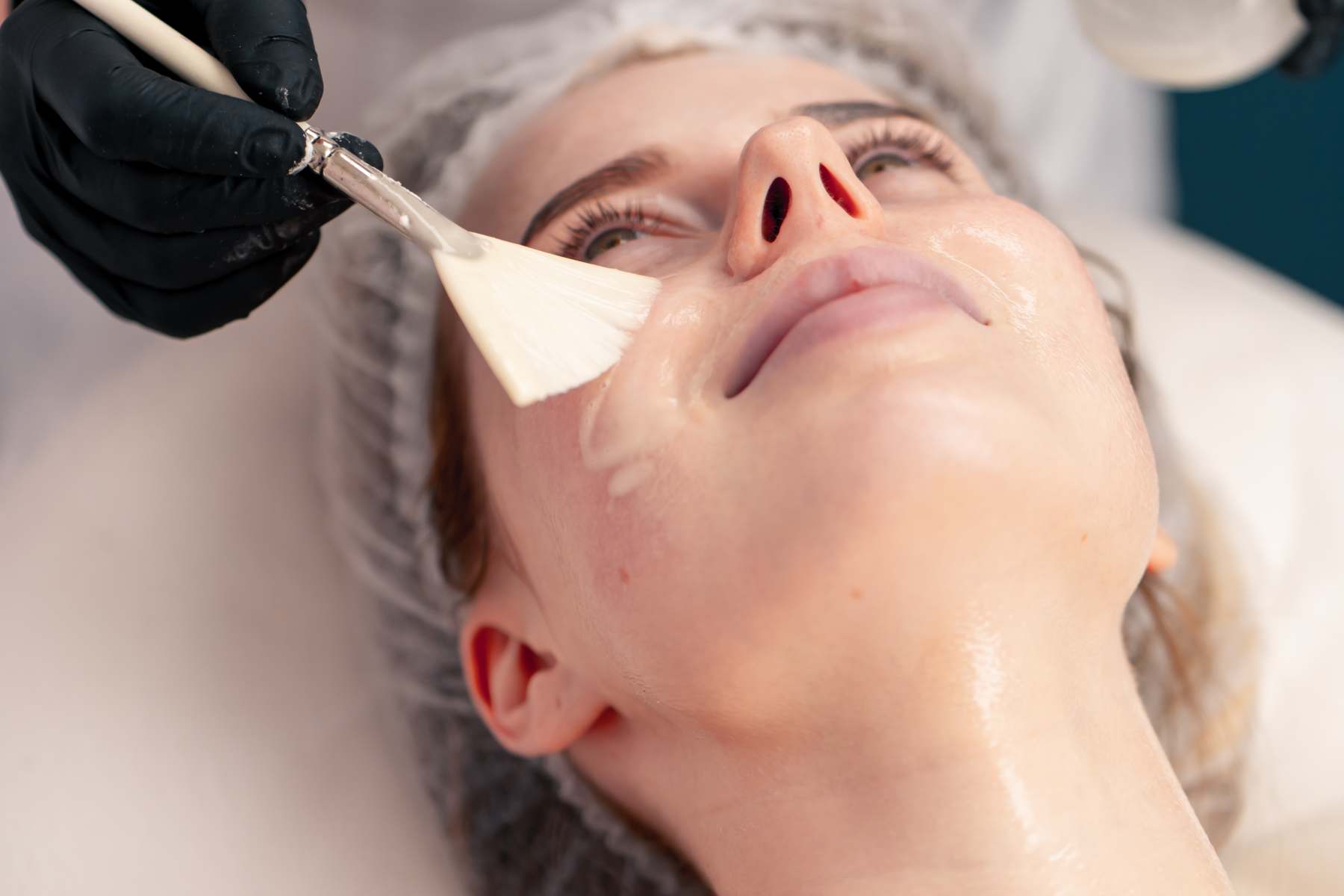 close-up-beautician-in-gloves-applies-a-mask-on-th-2026-03-13-04-12-31-utc